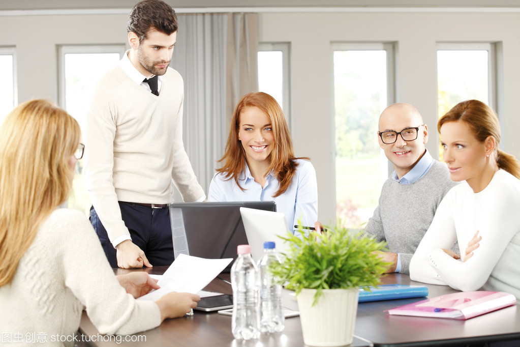 商務(wù)人士坐在次會議上